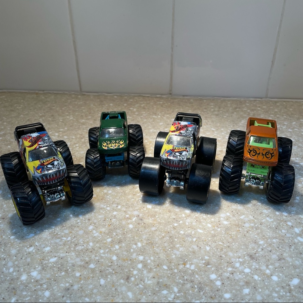 4 Loose HOT WHEELS Monster Jam Trucks